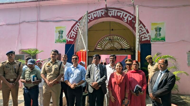 जिला जज, डीएम और एसपी ने जिला कारागार ज्ञानपुर का किया निरीक्षण