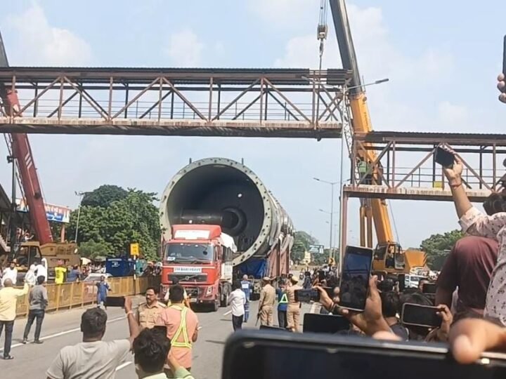 200 टन के बॉयलर को लेकर पहुंचा 308 पहियों वाला ट्रेलर
