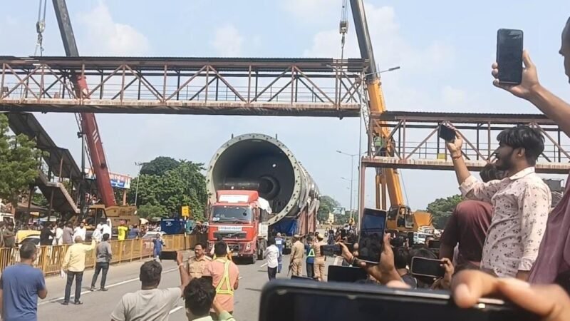 200 टन के बॉयलर को लेकर पहुंचा 308 पहियों वाला ट्रेलर