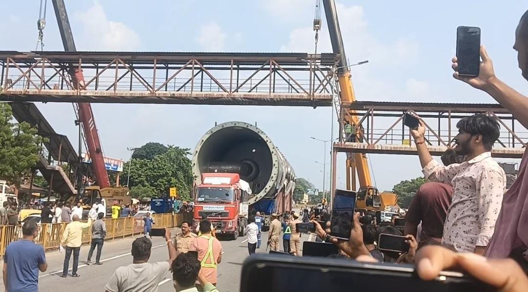 200 टन के बॉयलर को लेकर पहुंचा 308 पहियों वाला ट्रेलर