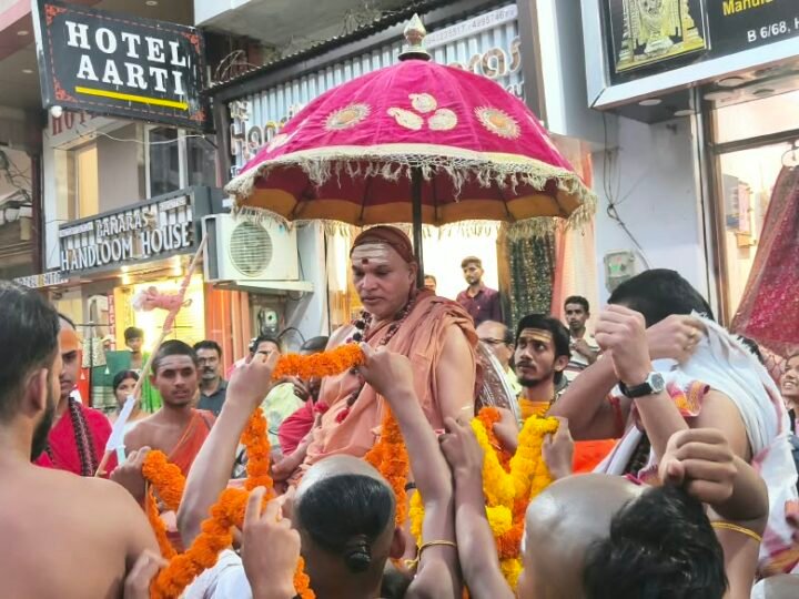 काशी पहुंचे शंकराचार्य, गौमाता के मुद्दे पर सरकार को चेताया
