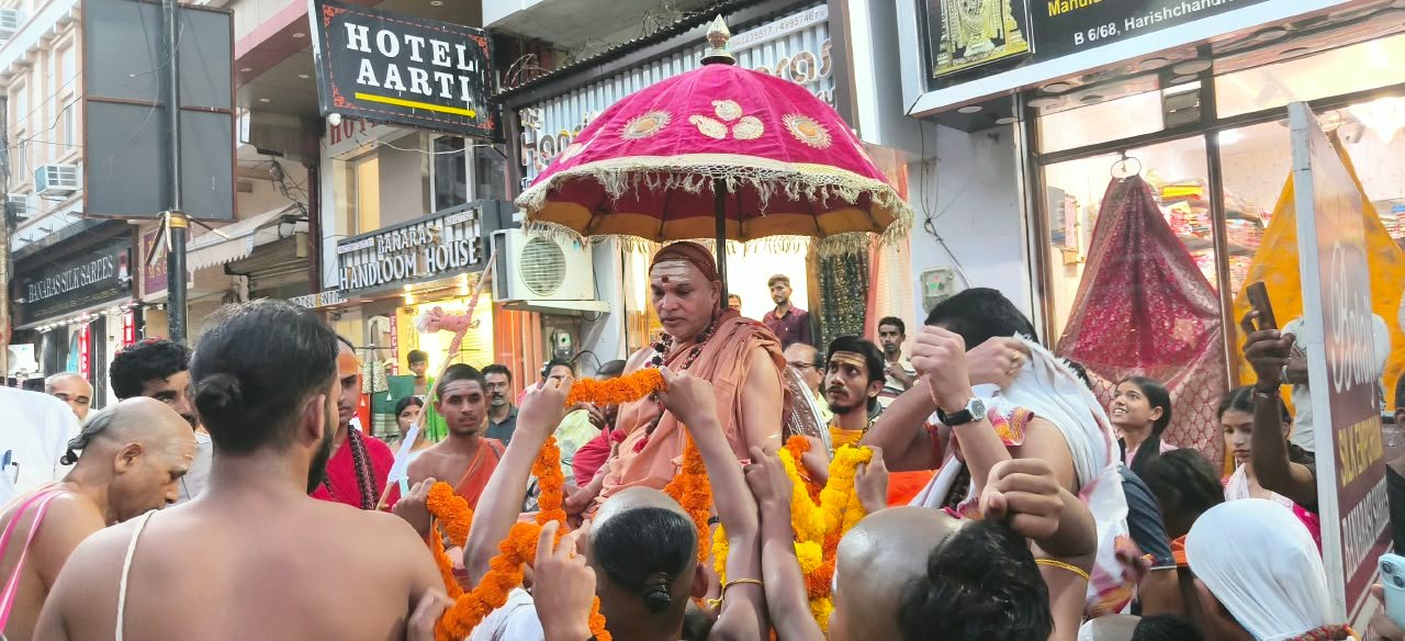 काशी पहुंचे शंकराचार्य, गौमाता के मुद्दे पर सरकार को चेताया