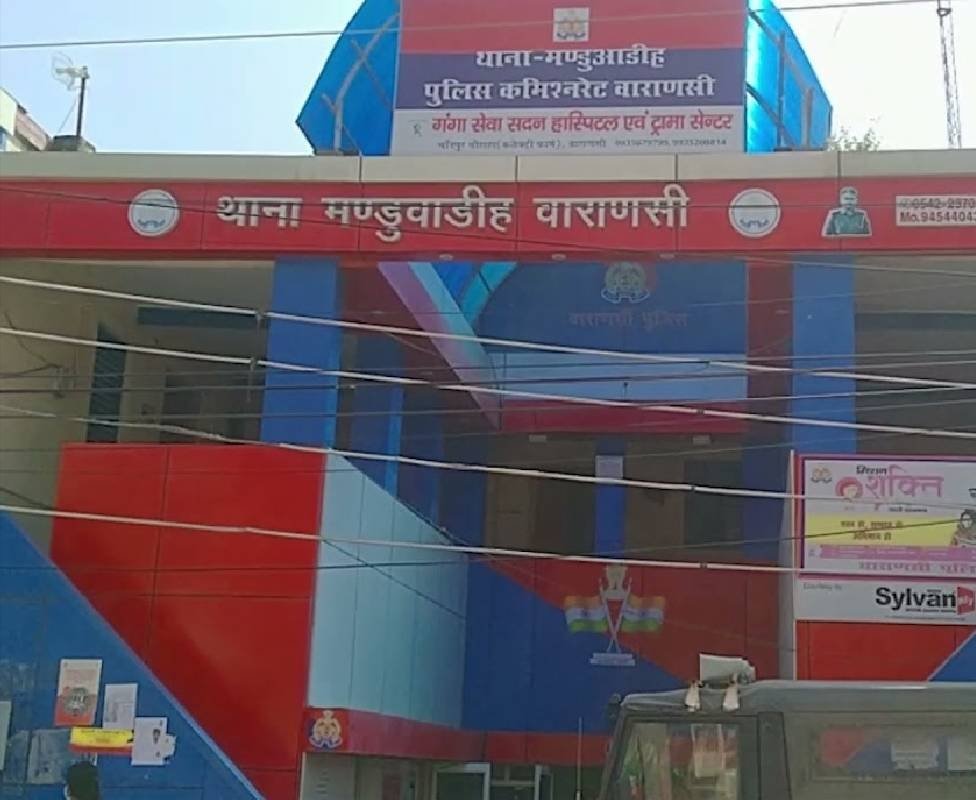 अश्लील वीडियो बनाकर विवाहिता को ब्लैकमेल करने का आरोप, पति समेत तीन पर मुकदमा