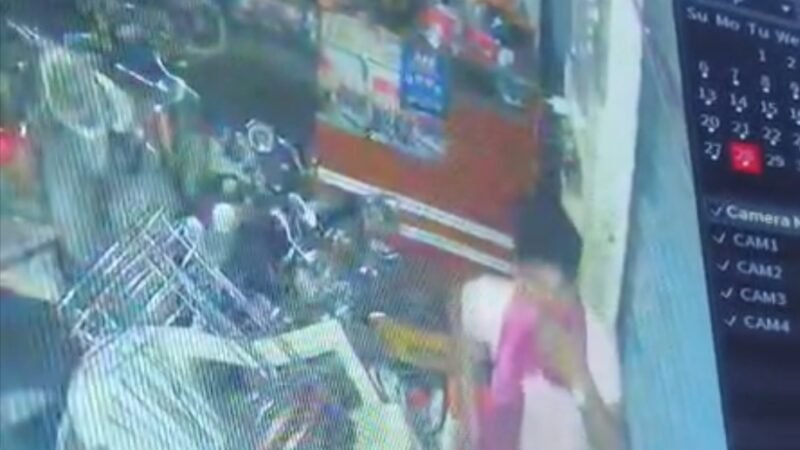 उमरहा बाजार में ऑटो पार्ट्स की दुकान का शटर उठाकर चोरी, लाखों का माल समेत नकद भी साफ, सीसीटीवी कैमरे में कैद