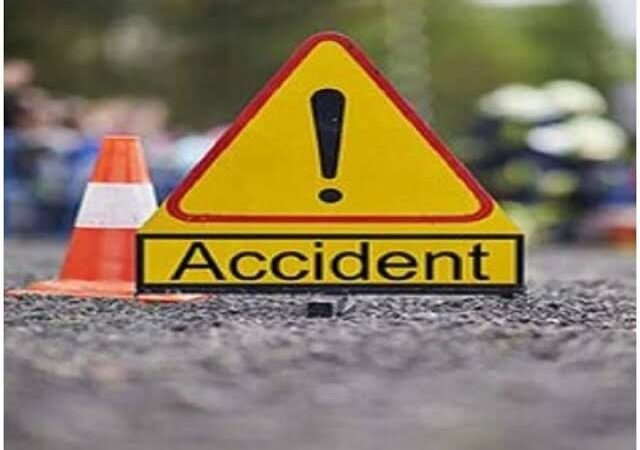 मिर्जामुराद में तीन ट्रकों की भिड़ंत में चालक समेत तीन घायल