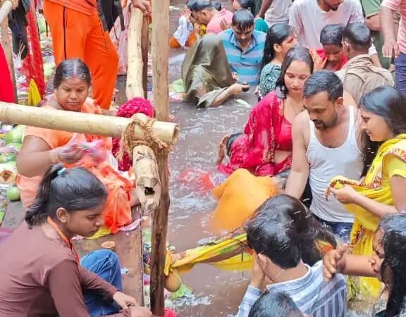 संतान की कामना में लाखों दंपतियों ने लोलार्क कुंड में लगाई डुबकी