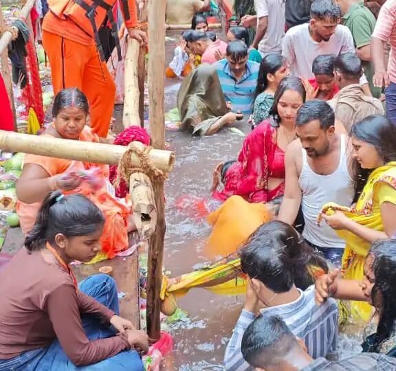 संतान की कामना में लाखों दंपतियों ने लोलार्क कुंड में लगाई डुबकी