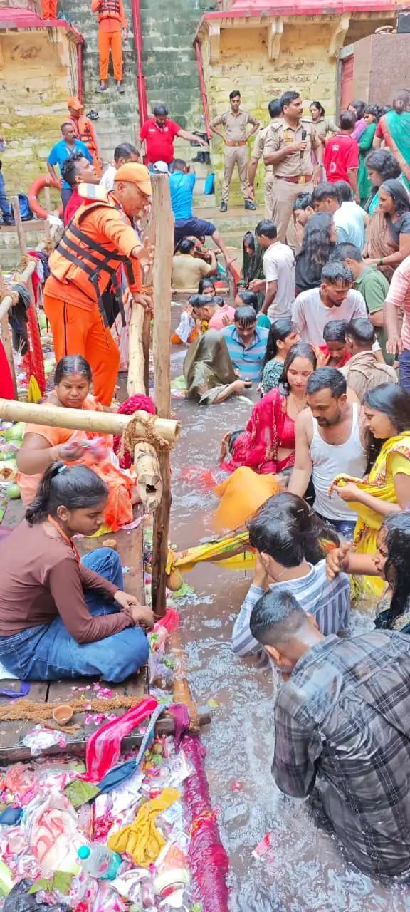 संतान की कामना में लाखों दंपतियों ने लोलार्क कुंड में लगाई डुबकी