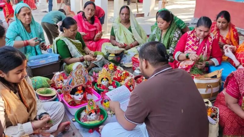 लक्ष्मीकुंड पर उमड़ी श्रद्धालुओं की भीड़, महिलाओं ने 16 दिन के व्रत का लिया संकल्प