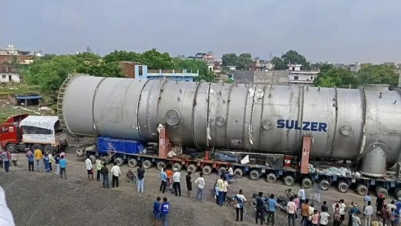 45 घंटे बाद आगे बढ़ा ब्वायलर लदा मेगा ट्रक, गाजीपुर पहुंचना चुनौती