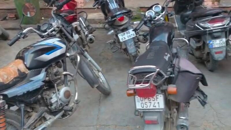 काशी विश्वनाथ धाम में अवैध ओला-रैपिडो पर कार्रवाई, 14 बाइक सीज