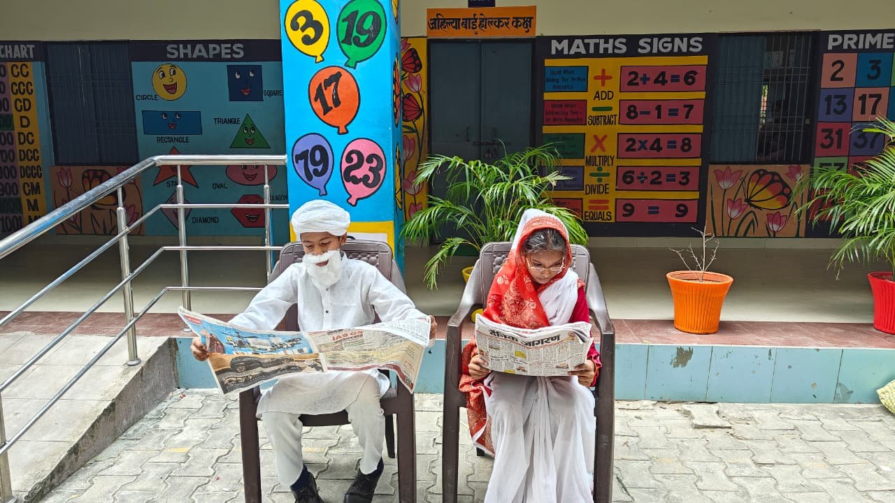 वरिष्ठ नागरिक दिवस पर बच्चों ने दादा-दादी और नाना-नानी का रूप धरकर मोहा मन