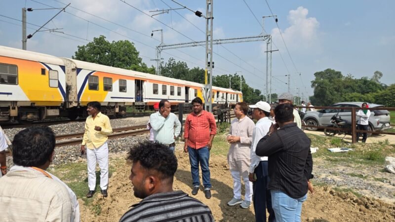 निर्माणाधीन अंडरब्रिज और फुट ओवरब्रिज का निरीक्षण