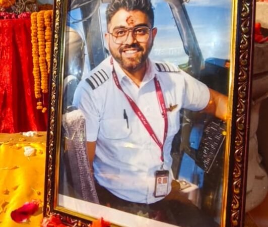 कैप्टन स्मित मच्छार के स्वास्थ्य लाभ के लिए काशी विश्वनाथ धाम में अनुष्ठान