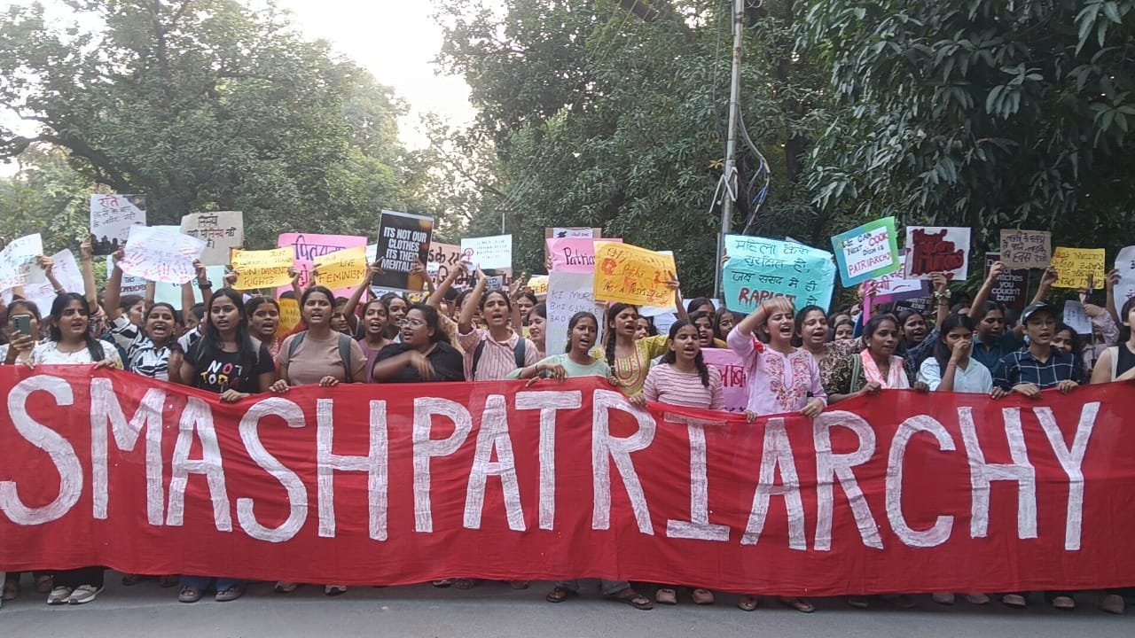 बीएचयू में छात्राओं का फ्रीडम मार्च, अधिकार और स्वतंत्रता की उठी आवाज