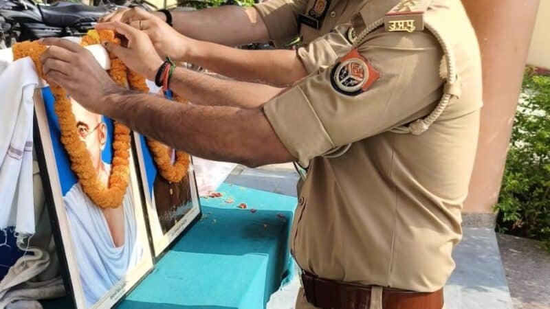 गांधी और शास्त्री जयंती पर सिंधौरा थाने में पुलिसकर्मियों ने ली स्वच्छता की शपथ