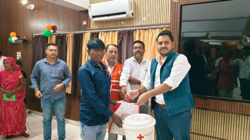 गांधी जयंती पर डीएम ने महात्मा गांधी व लाल बहादुर शास्त्री को किया नमन
