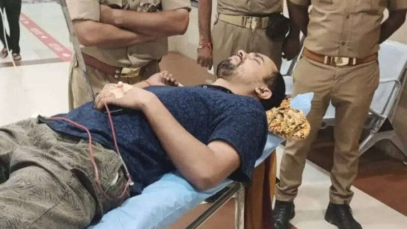 रिवॉल्वर की छीना-झपटी में बेटे को लगी गोली, हालत गंभीर