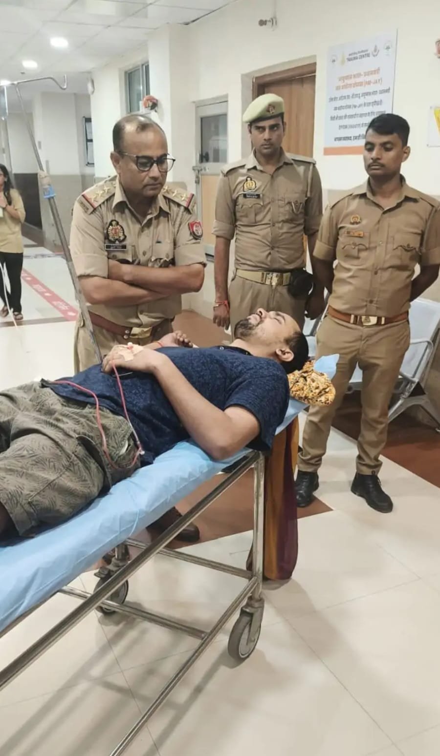 रिवॉल्वर की छीना-झपटी में बेटे को लगी गोली, हालत गंभीर