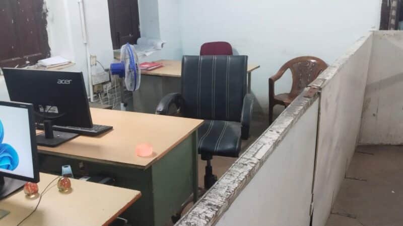 कचहरी डाकघर में कर्मचारियों की गैरमौजूदगी से जनता परेशान, बिना काम लौट रहे लोग