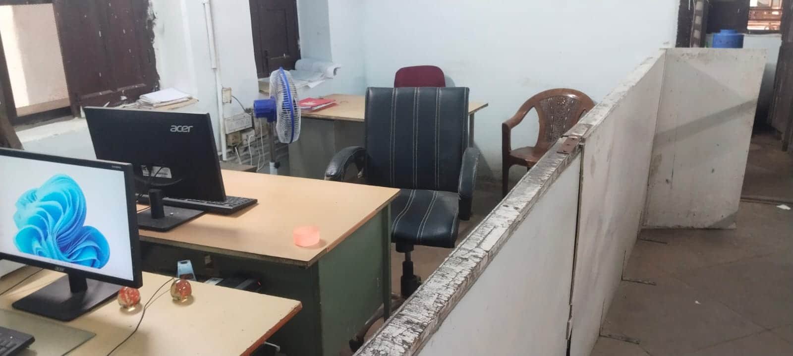 कचहरी डाकघर में कर्मचारियों की गैरमौजूदगी से जनता परेशान, बिना काम लौट रहे लोग