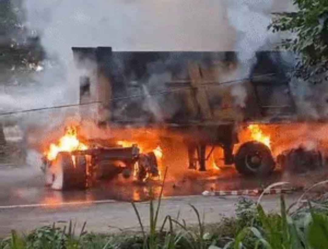 आगरा-अलीगढ़ हाईवे पर कंटेनर-डंपर की भिड़ंत के बाद लगी आग