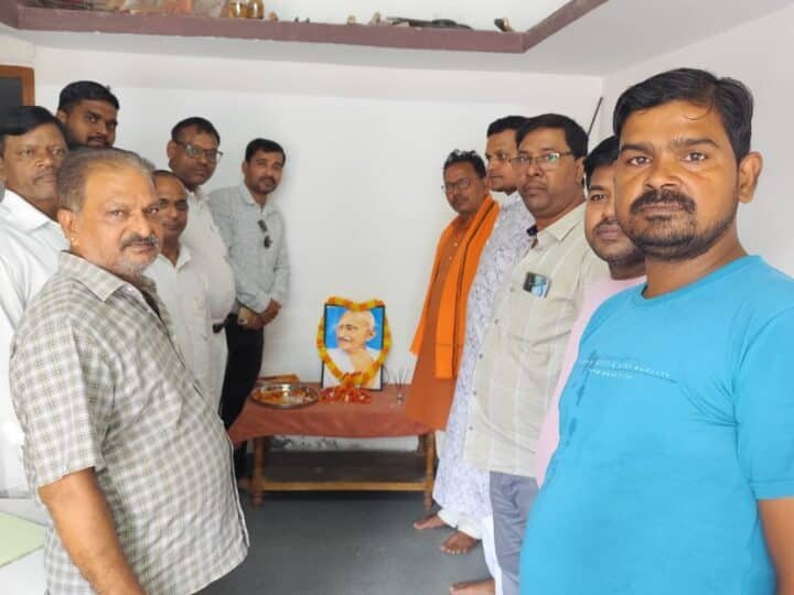 पिंडरा में धूमधाम से मनाई गई महात्मा गांधी और लाल बहादुर शास्त्री की जयंती