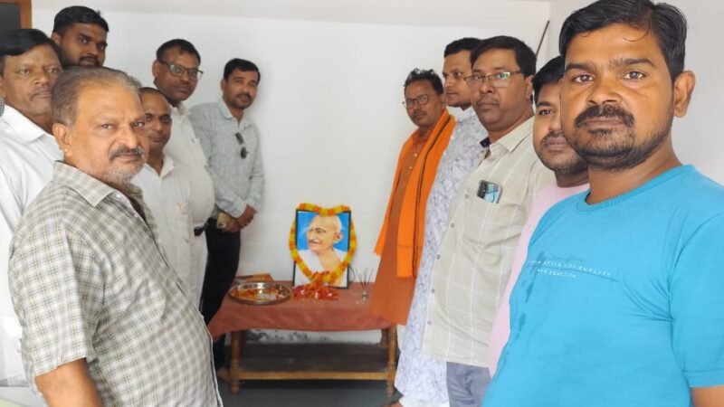 पिंडरा में धूमधाम से मनाई गई महात्मा गांधी और लाल बहादुर शास्त्री की जयंती