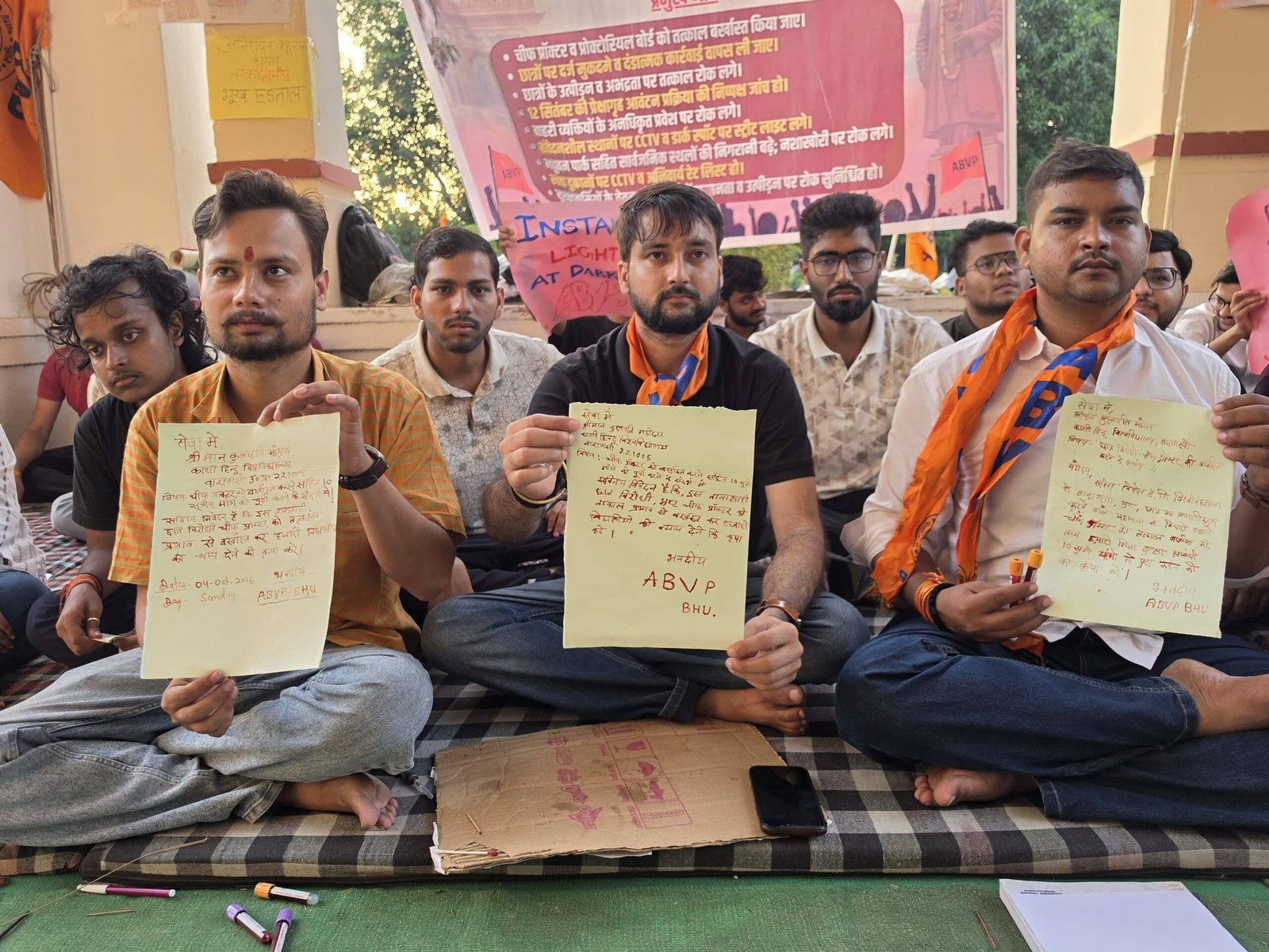 खून से लिखा पत्र, फिर भी नहीं पसीजा बीएचयू प्रशासन