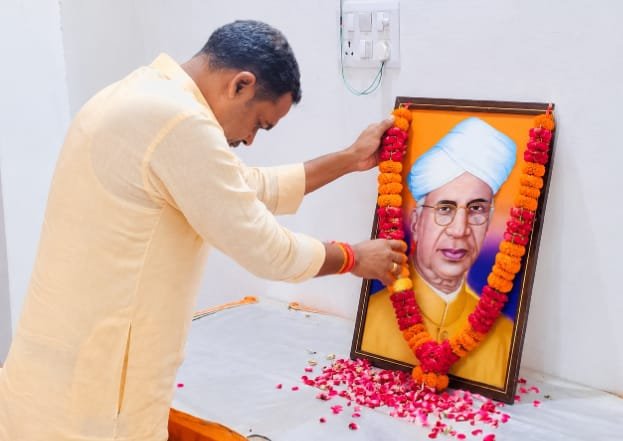 शिक्षक राष्ट्र निर्माता और समाज की रीढ़ : डॉ. सुनील पटेल