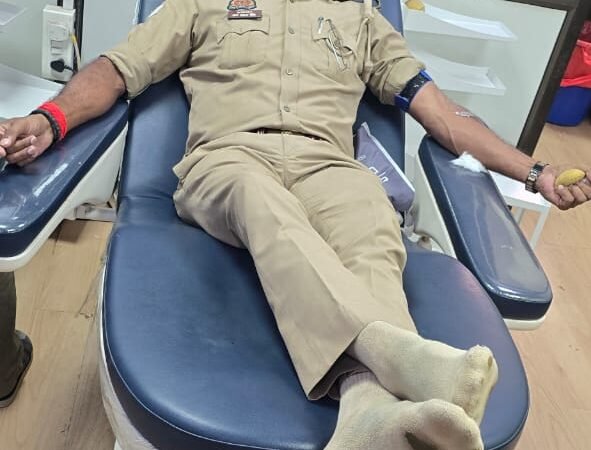 हेड कांस्टेबल सत्य प्रकाश सिंह ने जरूरतमंद को रक्तदान कर पेश की मानवता की मिसाल