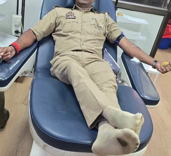 हेड कांस्टेबल सत्य प्रकाश सिंह ने जरूरतमंद को रक्तदान कर पेश की मानवता की मिसाल