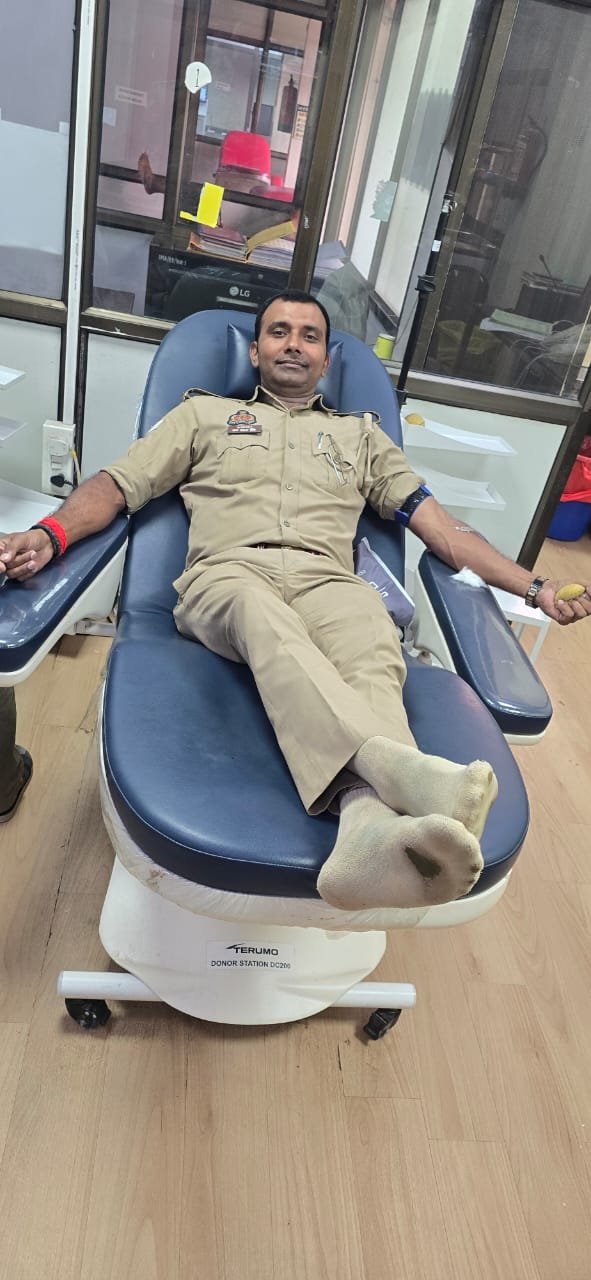 हेड कांस्टेबल सत्य प्रकाश सिंह ने जरूरतमंद को रक्तदान कर पेश की मानवता की मिसाल
