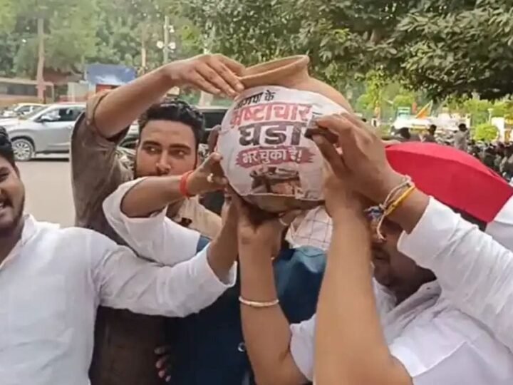 ‘पाप के घड़े’ के जवाब में सपा ने फोड़ा ‘भाजपा के नाम का घड़ा’