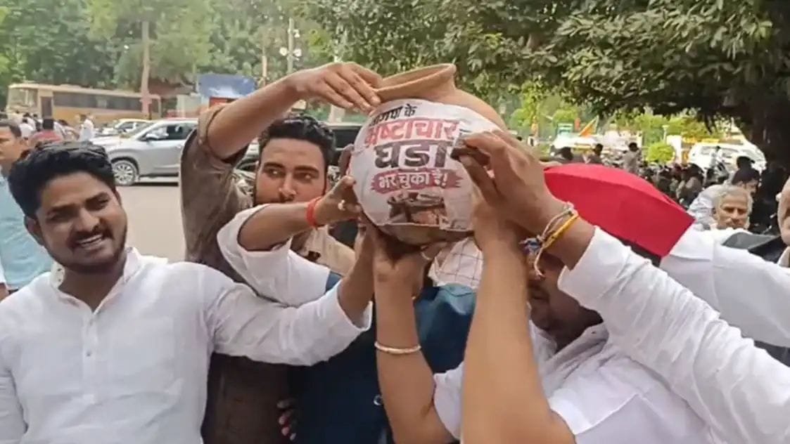 ‘पाप के घड़े’ के जवाब में सपा ने फोड़ा ‘भाजपा के नाम का घड़ा’