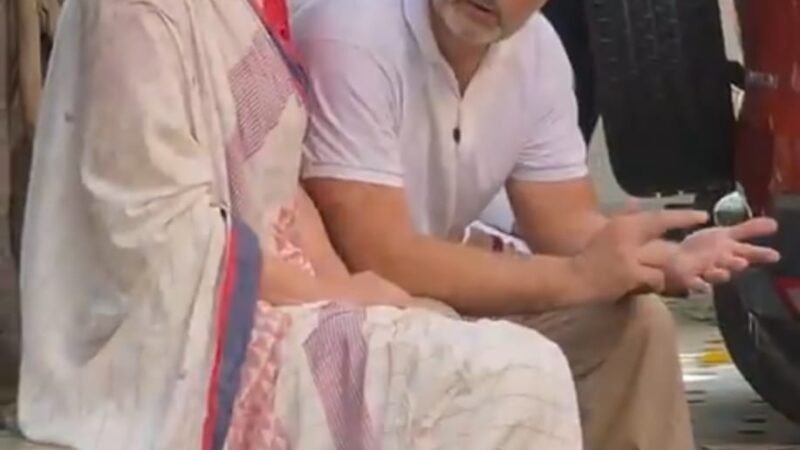 चुनाव आयोग के खिलाफ  राहुल-प्रियंका आकाशवाणी भवन में धरने पर