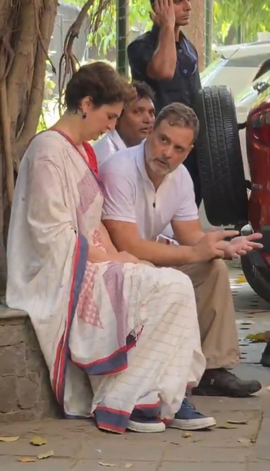 चुनाव आयोग के खिलाफ  राहुल-प्रियंका आकाशवाणी भवन में धरने पर