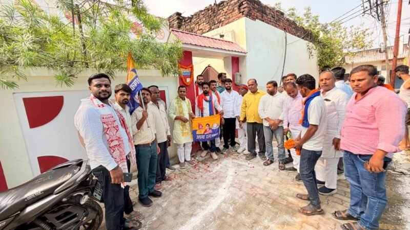 हर घर झंडा और नेम प्लेट अभियान के तहत रोहनिया में कार्यकर्ताओं के घर लगा पार्टी का झंडा