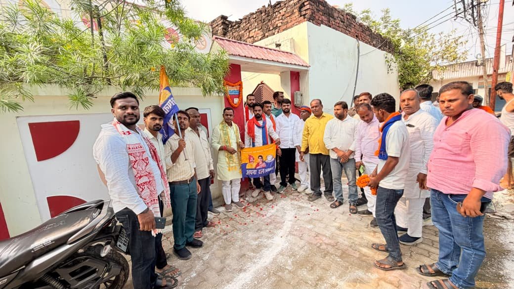 हर घर झंडा और नेम प्लेट अभियान के तहत रोहनिया में कार्यकर्ताओं के घर लगा पार्टी का झंडा