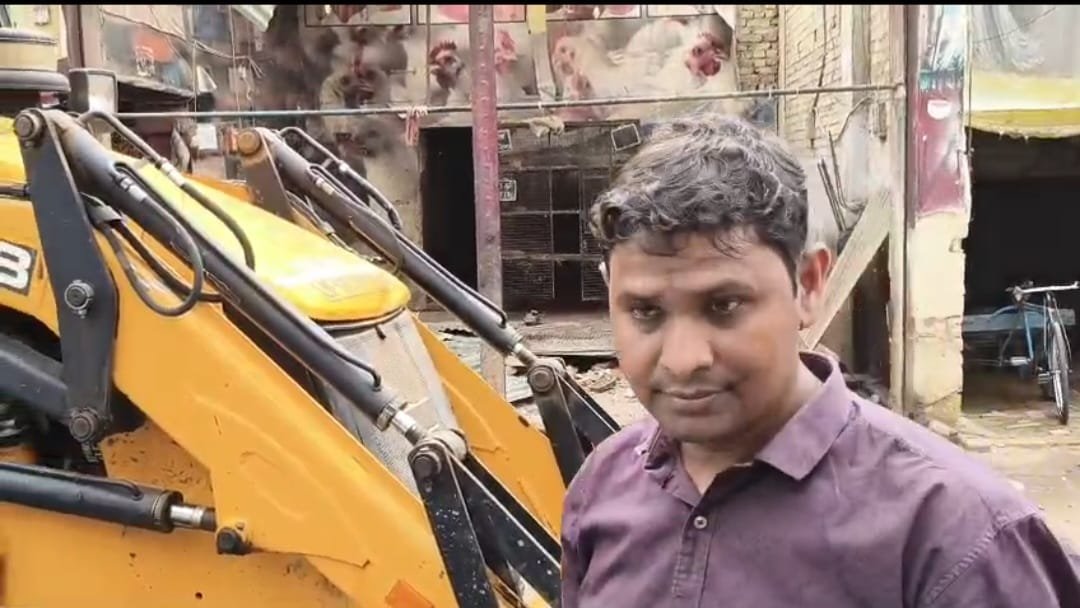 कचहरी चौराहे पर छह मशीनों से शुरू हुआ ध्वस्तीकरण