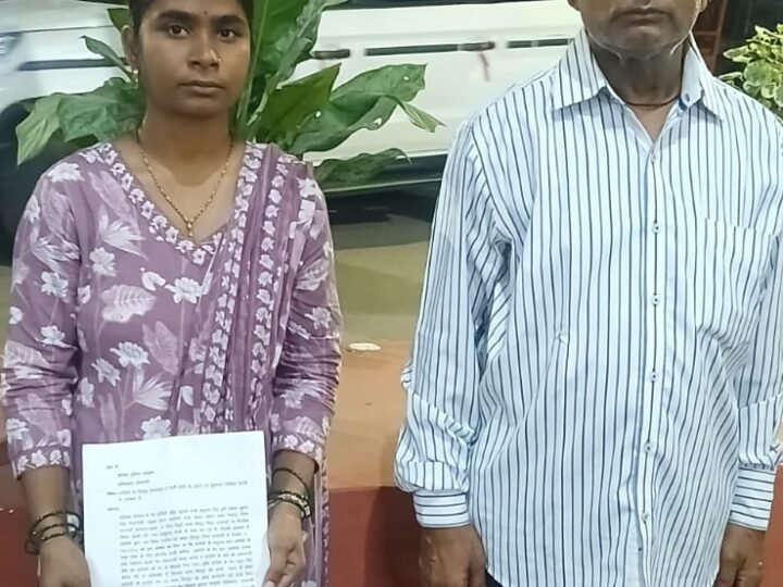 न्याय की गुहार लेकर डीएम की चौखट पर धरना दे रही विवाहिता