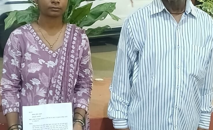 न्याय की गुहार लेकर डीएम की चौखट पर धरना दे रही विवाहिता