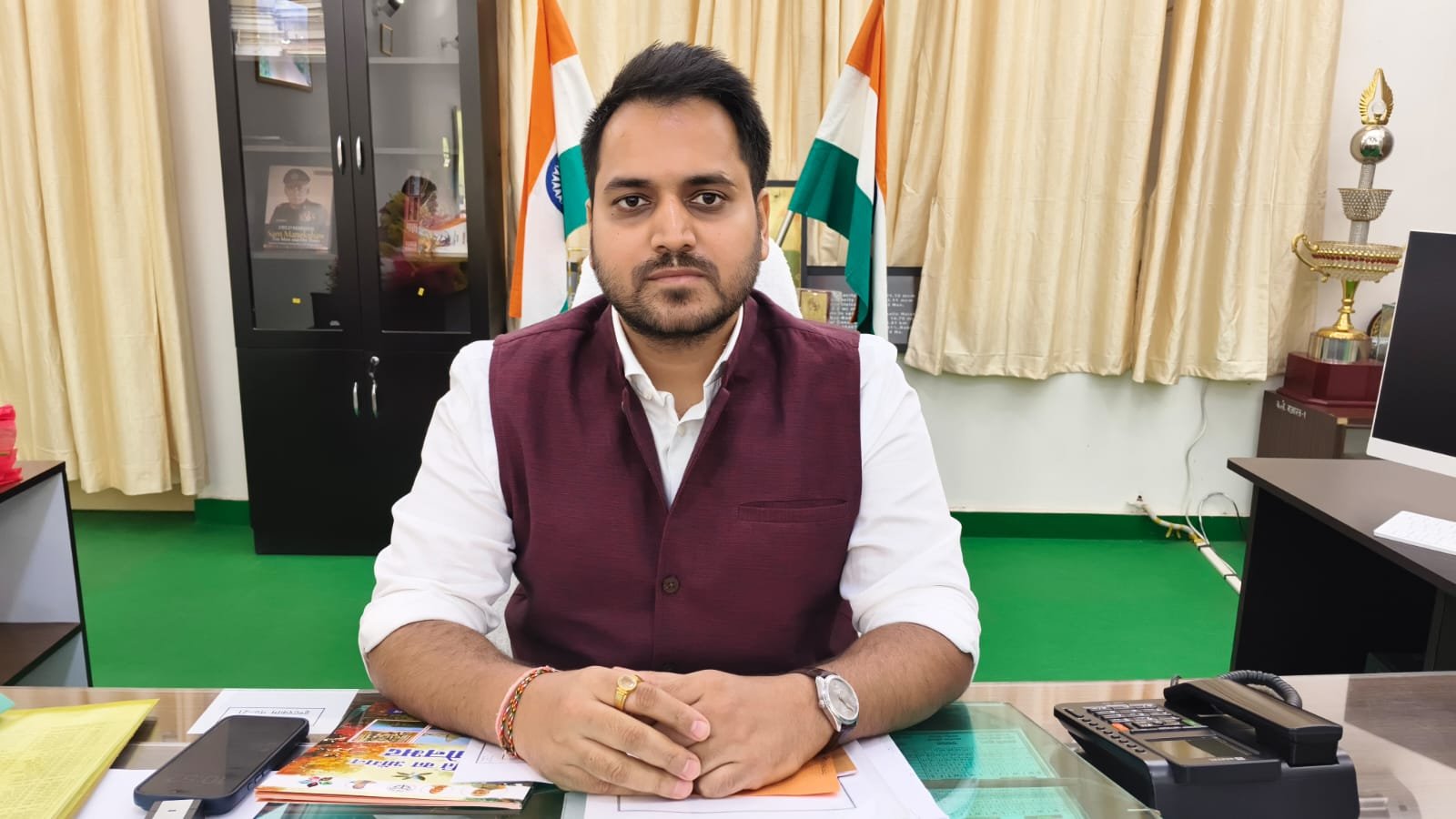 पैसा लेते वीडियो वायरल, सर्वे कानूनगो पर गिरी गाज