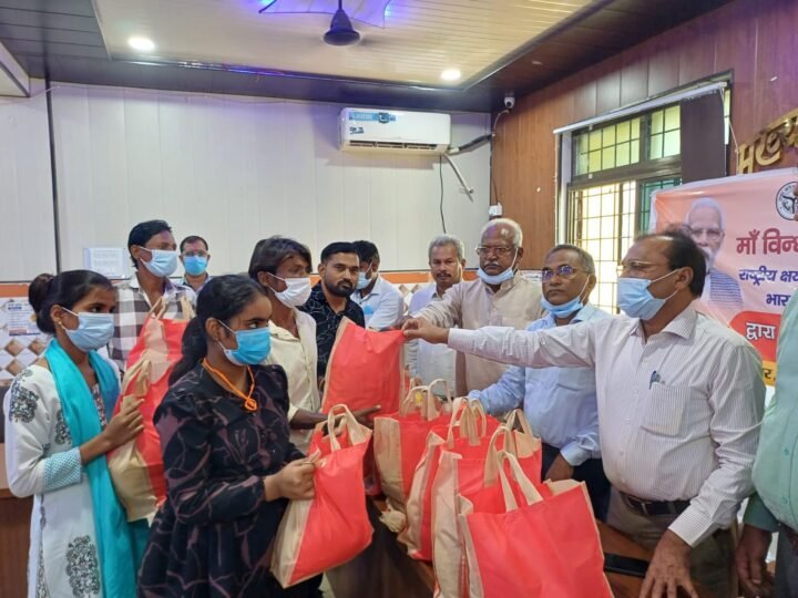सोनभद्र में 65 क्षय रोगियों को पोषण पोटली वितरित
