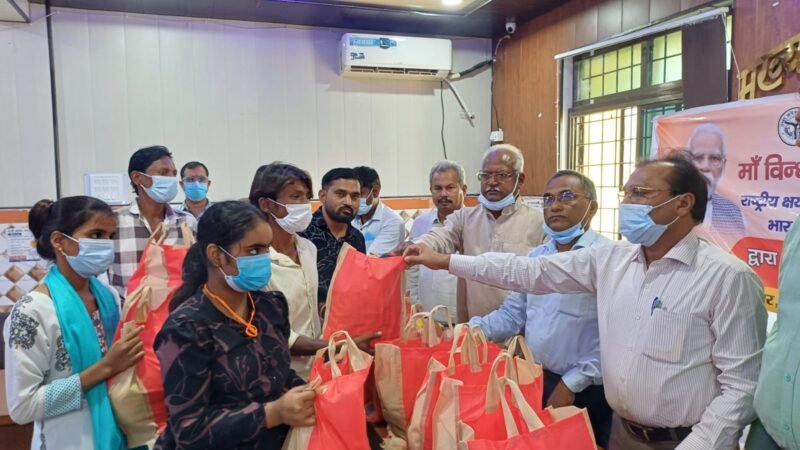 सोनभद्र में 65 क्षय रोगियों को पोषण पोटली वितरित