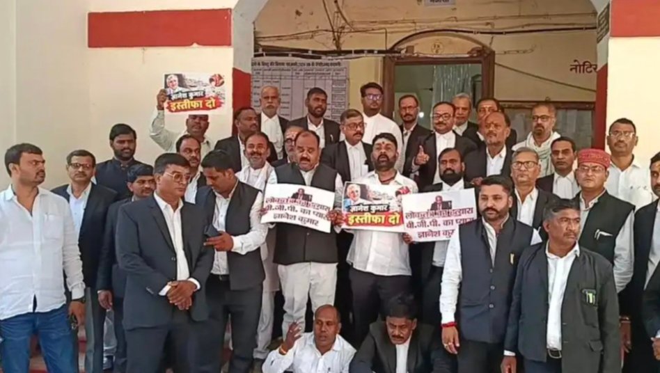 मतदाता सूची पुनरीक्षण को लेकर अधिवक्ताओं का प्रदर्शन