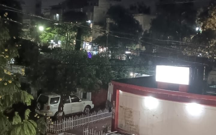 वाराणसी में गरज-चमक के साथ मूसलाधार बारिश