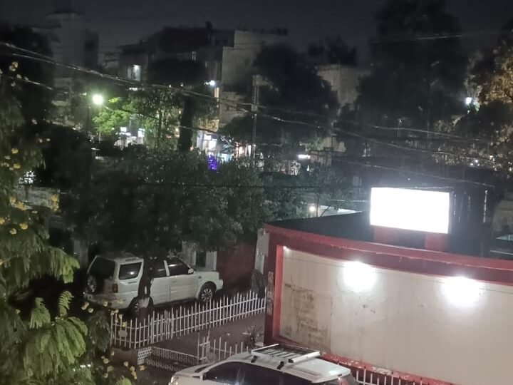 वाराणसी में गरज-चमक के साथ मूसलाधार बारिश