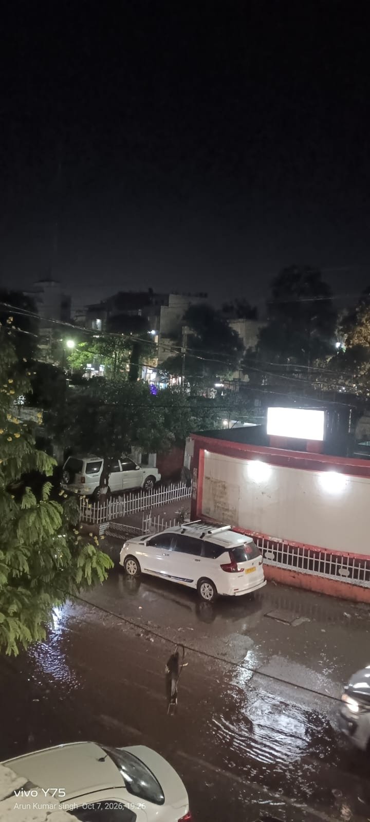वाराणसी में गरज-चमक के साथ मूसलाधार बारिश