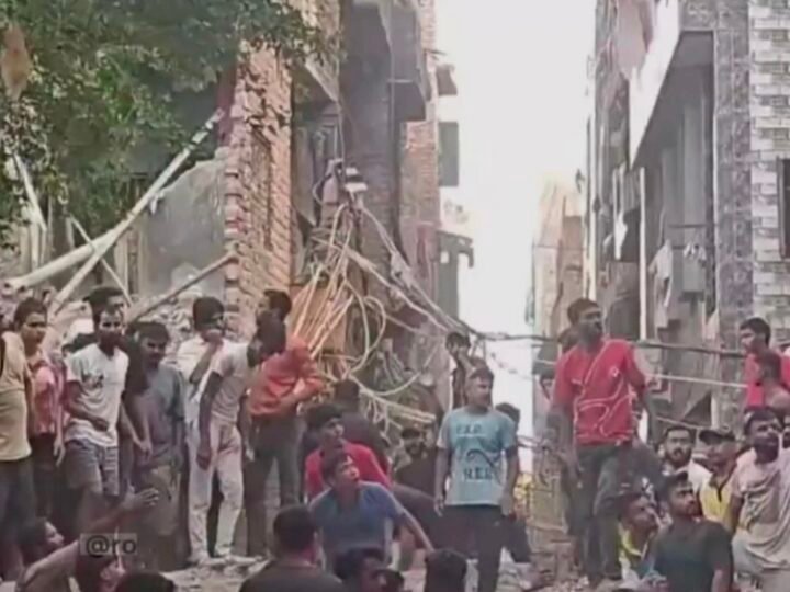 दिल्ली के सीमापुरी में पांच मंजिला इमारत ढही, कई लोगों के दबे होने की आशंका